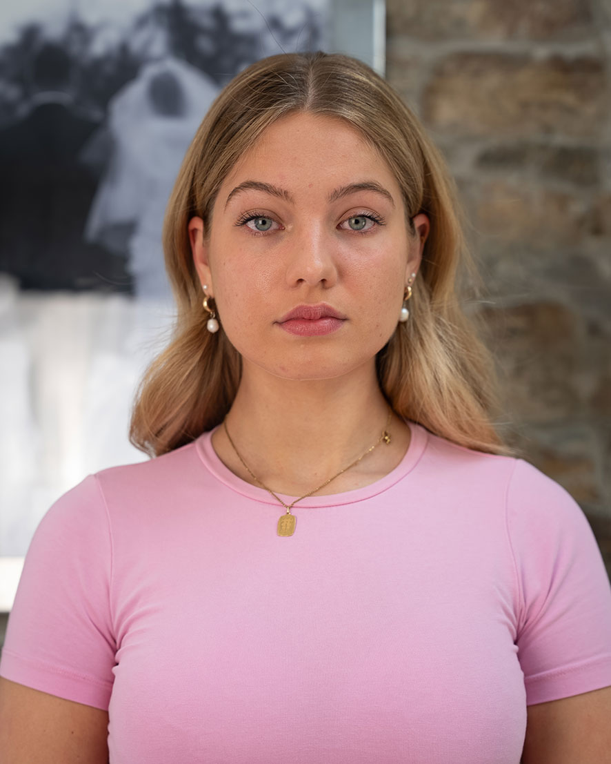 Tünde-Menge_Make-up-für-Hochzeitstag_Hochzeitsfrisur-Ideen_Natürliches-Brautstyling_Boho-Brautfrisur_Glamour-Hochzeitslook_Stylistin-für-Hochzeit-buchen_7
